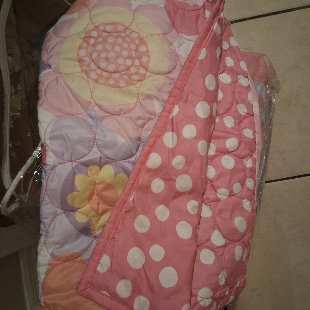 Polka Dot Floral Comforter/Pillow Sham. Bad picture camera quality. NEW &Bright!